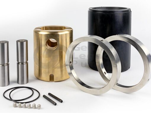 Das Bild zeigt die Einzelteile eines Gelenks für Bornemann EH 6300 Exzenterschneckenpumpen / Monopumpen. Links hinten sieht man stehend zwei Gelenkbolzen aus Metall, rechts daneben eine messingfarbene Gelenkbuchse, eine schwarze Gelenkmanschette aus einer Art Gummi und davor zwei Gelenkschutzhülsen aus Metall. Im Vordergrund liegen ein paar Kleinteile: zwei O-Ringe, zwei Zyko-Hülsen und sechs spitze Gewindestifte.