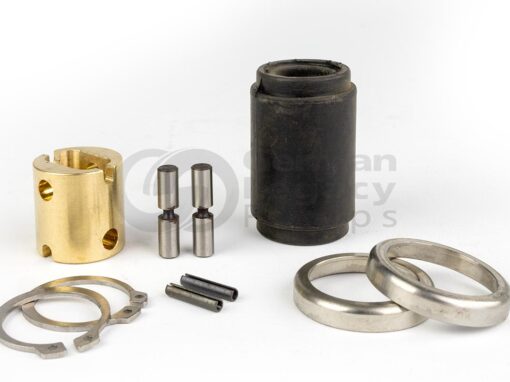 Das Bild zeigt die Einzelteile eines Gelenks für Bornemann E2L 236 Exzenterschneckenpumpen / Monopumpen. Links hinten sieht man eine messingfarbene Gelenkbuchse, daneben zwei Gelenkbolzen aus Metall und rechts hinten eine schwarze Gelenkmanschette. Diese Teile stehen senkrecht vor dem weißen Hintergrund. In der vorderen Reihe sieht man links zwei liegende Sprengringe, in der Mitte zwei schwarze Zykohülsen und rechts vorne liegend zwei Gelenkschutzhülsen.