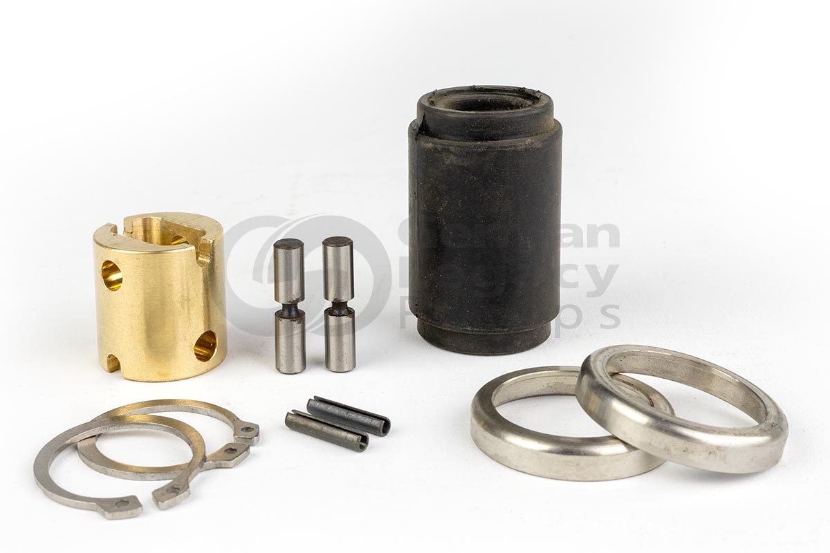 Das Bild zeigt die Einzelteile eines Gelenks für Bornemann E4L 236 Exzenterschneckenpumpen / Monopumpen. Links hinten sieht man eine messingfarbene Gelenkbuchse, daneben zwei Gelenkbolzen aus Metall und rechts hinten eine schwarze Gelenkmanschette. Diese Teile stehen senkrecht vor dem weißen Hintergrund. In der vorderen Reihe sieht man links zwei liegende Sprengringe, in der Mitte zwei schwarze Zykohülsen und rechts vorne liegend zwei Gelenkschutzhülsen.