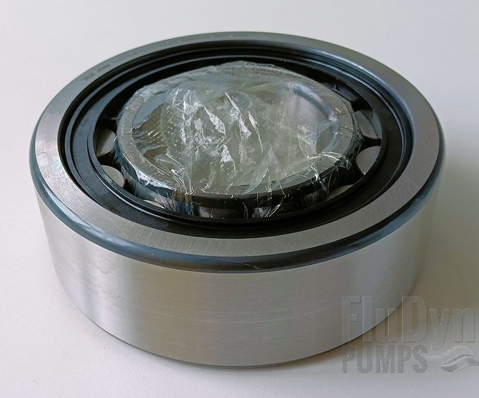 Un rodamiento metálico de rodillos sobre un fondo blanco neutro.