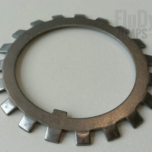 Sobre un fondo blanco neutro, una placa fusible redonda de metal. Tiene muchos dientes en el exterior y uno más pequeño en el interior. Los dientes pueden estar inclinados hacia abajo o hacia arriba.