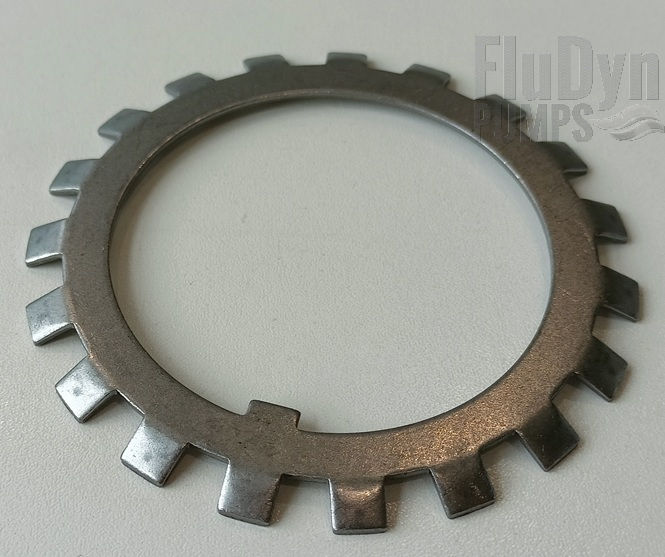 Sobre un fondo blanco neutro, una placa fusible redonda de metal. Tiene muchos dientes en el exterior y uno más pequeño en el interior. Los dientes pueden estar inclinados hacia abajo o hacia arriba.